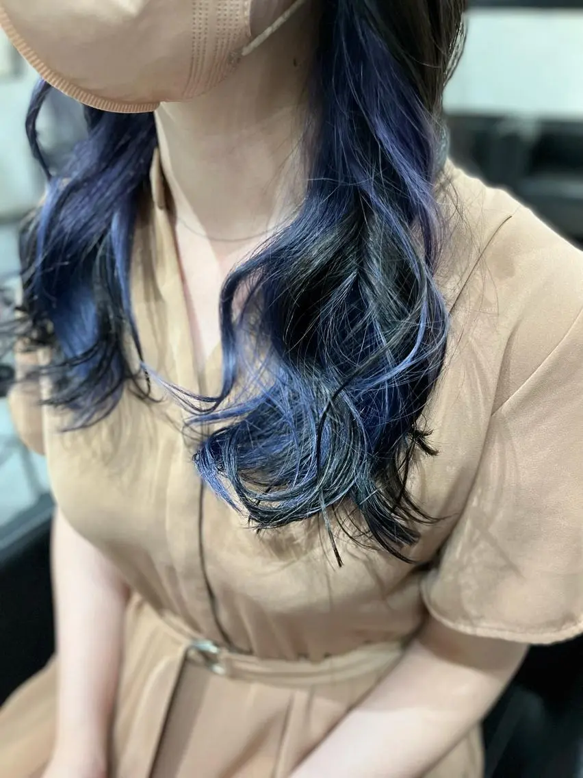 ミディアム カラー ブリーチ 透明感カラー ハイトーンカラー インナーカラー Yu シールエクステのヘアスタイル