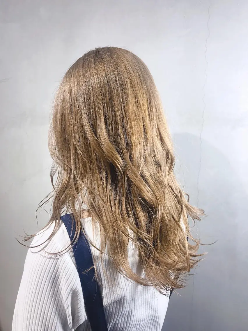 セミロング カラー ベージュカラー ブリーチ ブロンド ブロンドベージュ SALOWIN池袋店 🌿harukaのヘアスタイル