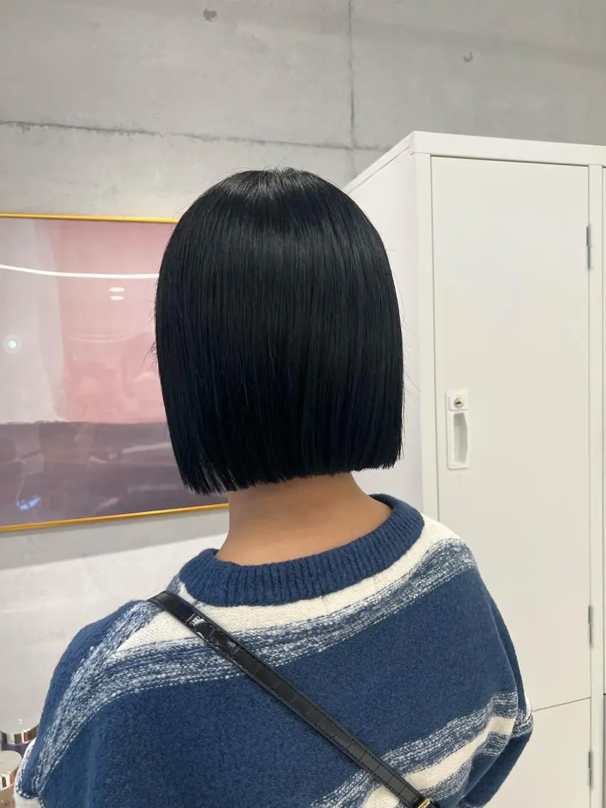 ショート カラー 切りっぱなしボブ 黒髪 ブリーチ ブルーカラー ブルーブラック カット ヘアカラー トリートメント 韓国ヘア☁️ mitsukiのヘアスタイル