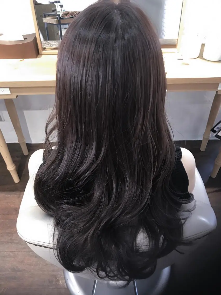 ロング カラー ハイライトカラー バイオレットカラー ハイライト トリートメント 伊藤 優希のヘアスタイル