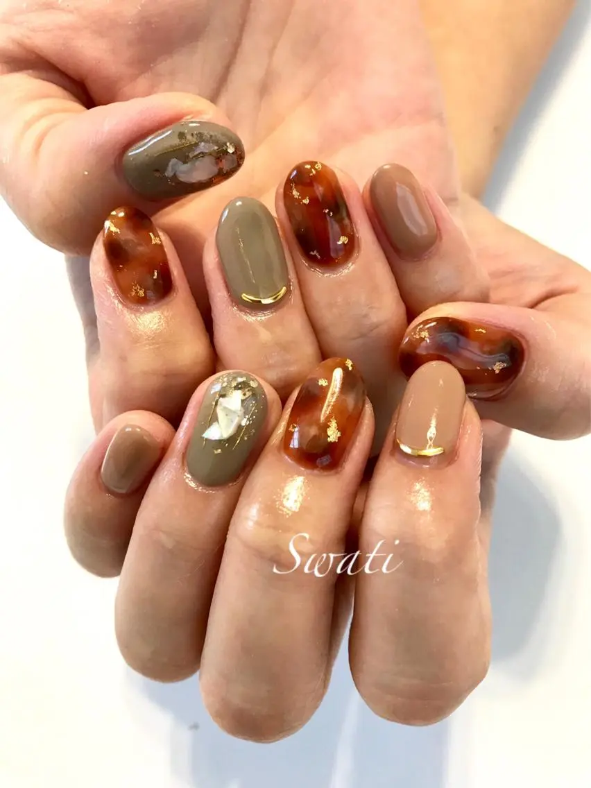 ネイル アートネイル べっ甲ネイル ブラウン ニュアンスネイル オフィスネイル yuko （ネイリスト）のネイルデザイン