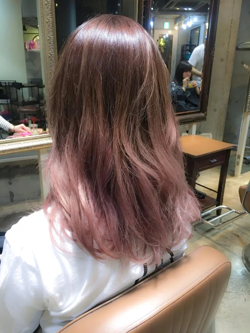 セミロング カラー グラデーションカラー ピンクカラー 北條 優輝のヘアスタイル