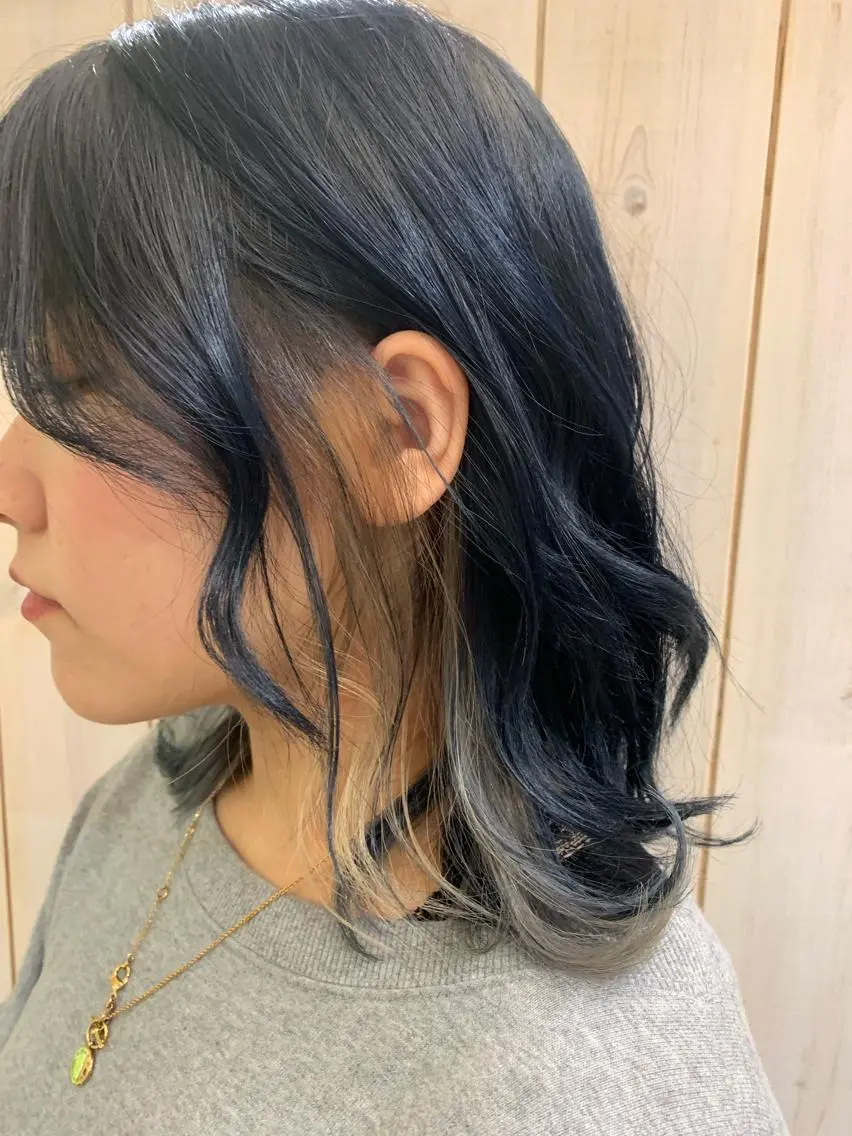ミディアム カラー ヘアアレンジ ブリーチ グレージュ ネイビーカラー メンズパーマ特化🔥 ツイスパ/シャドウのヘアスタイル