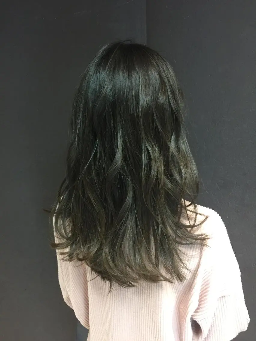 ミディアム アッシュ レイヤーカット　小山 悠のヘアスタイル