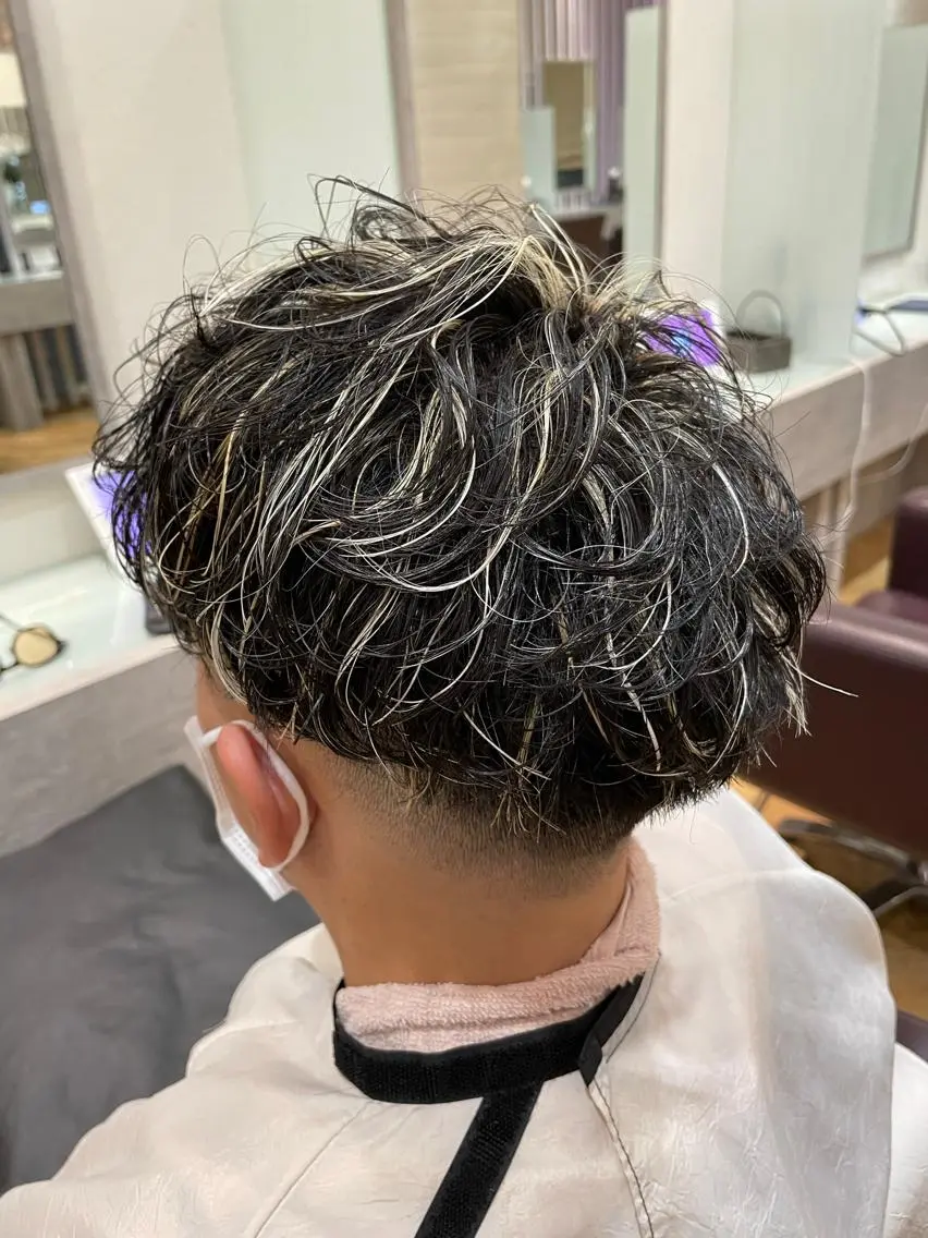 ショート カラー メンズ メンズハイライト メンズメッシュ ハイライトカラー メッシュ ハイライト takikawa ryuのヘアスタイル