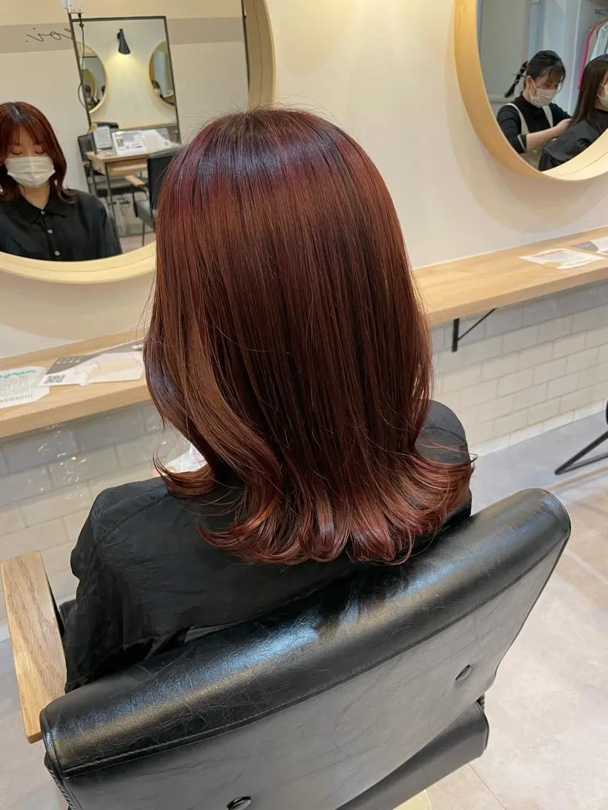 ミディアム カラー akane .のヘアスタイル