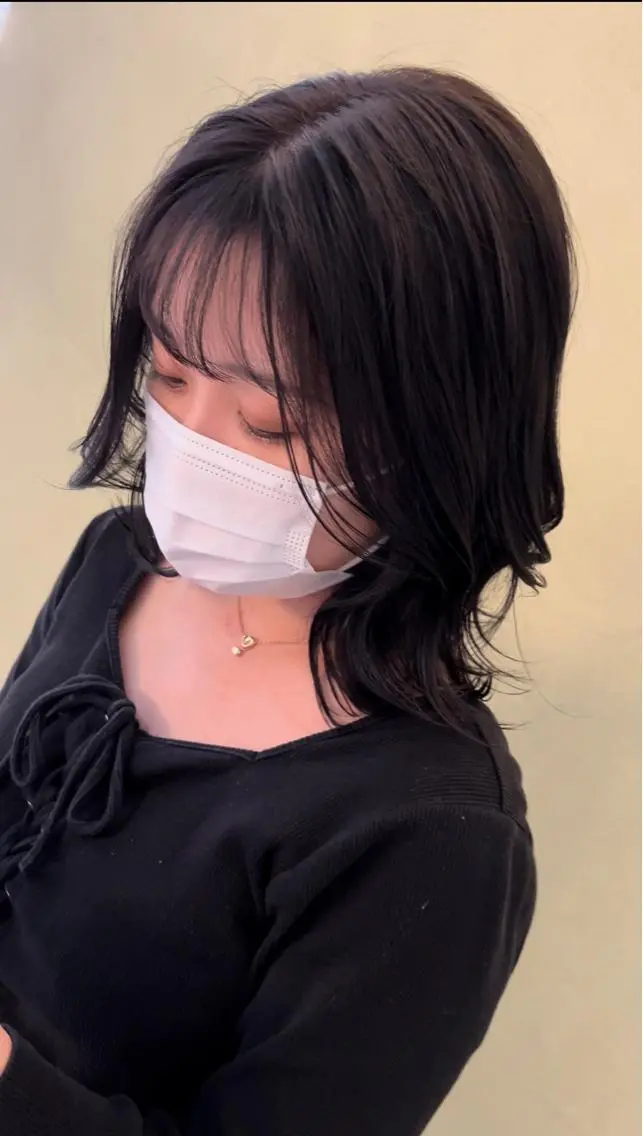 ミディアム カラー 黒髪 ブルーカラー ブルーブラック 透明感カラー くびれヘア ヘアカラー 艶カラー/エクステ/ 藤原リックのヘアスタイル