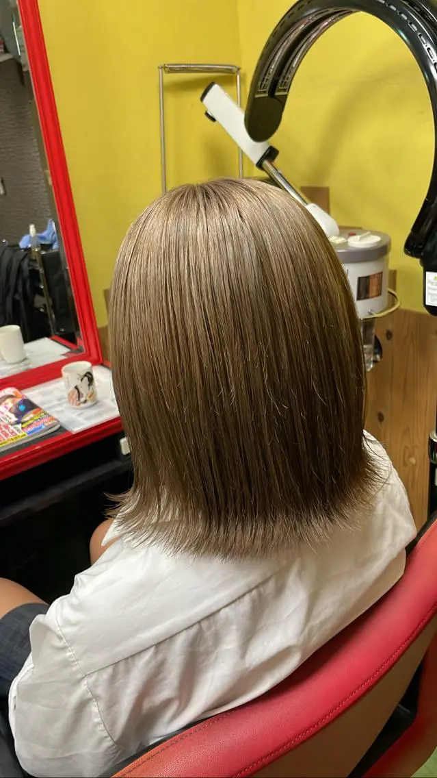 ミディアム カラー ベージュカラー ハイトーンカラー トリートメント デザインカラー🏝️ 須賀汐音のヘアスタイル