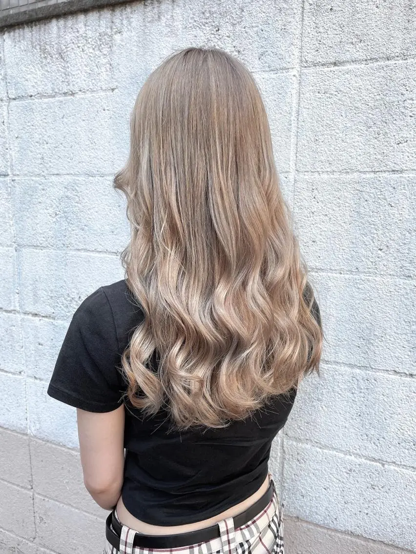 ロング カラー ベージュカラー ブリーチ ホワイトベージュ ヘアカラー トリートメント ヘアアレンジ にいた　かづしげのヘアスタイル