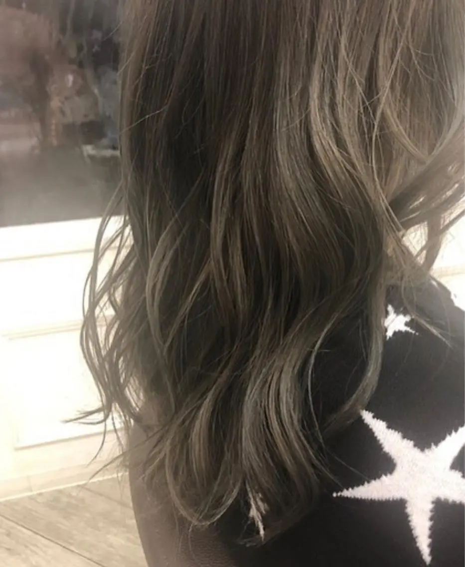 ミディアム アッシュ ヘアカラー nui三宮 白髪ぼかしモデルのヘアスタイル