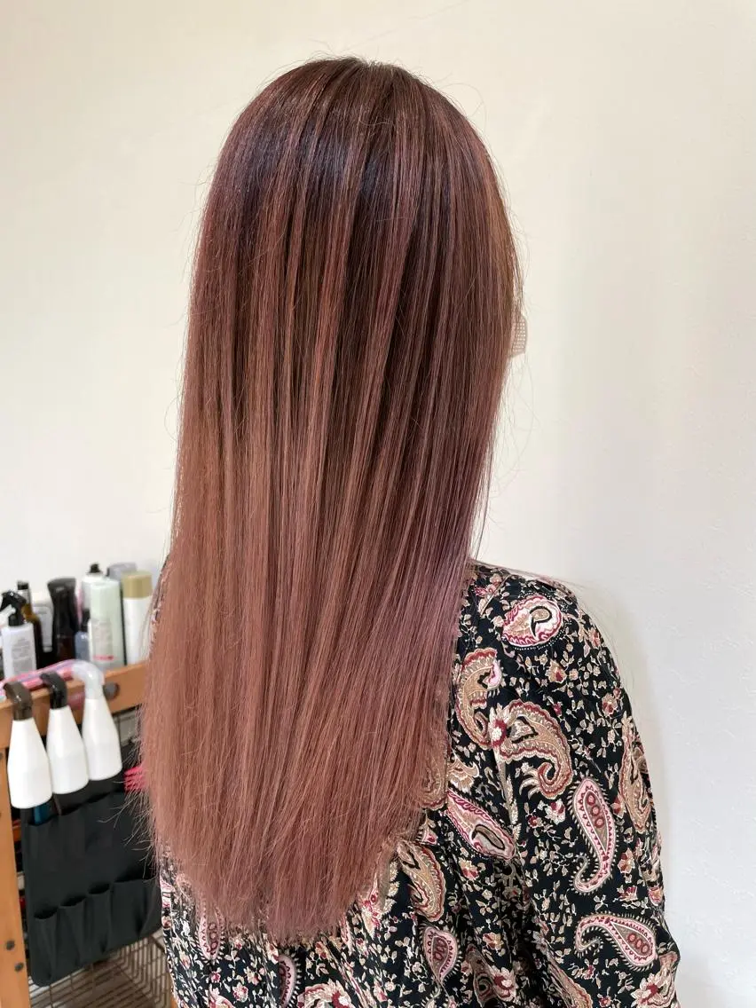 カラー バレイヤージュ 新谷 玲日のヘアスタイル