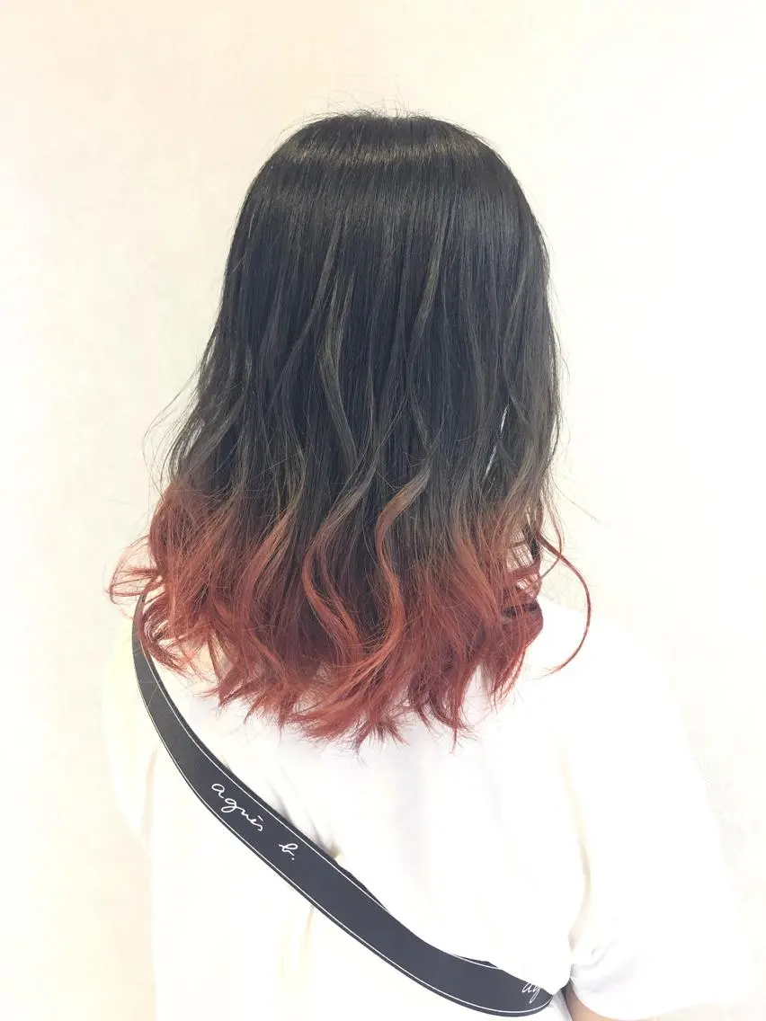 セミロング カラー ブリーチ グラデーションカラー レッドカラー tokute 中野真咲🐺のヘアスタイル