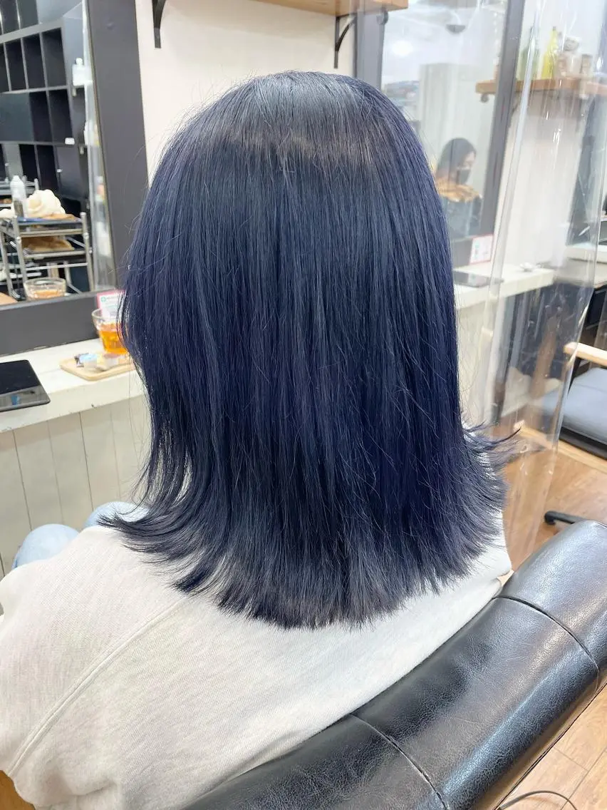 ミディアム カラー ブリーチ ブルーカラー ネイビーカラー 青木 優歩のヘアスタイル