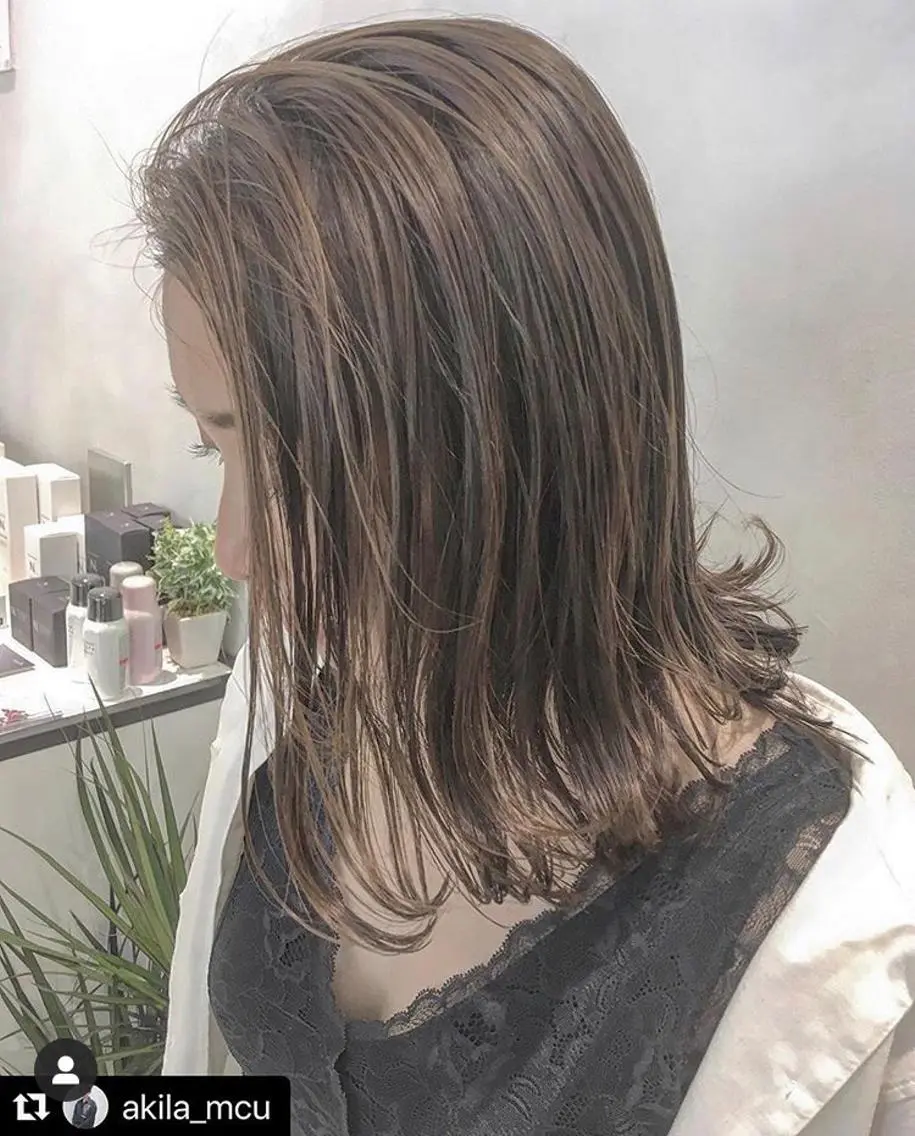 ミディアム カラー ヘアアレンジ ベージュカラー ブリーチ 透明感カラー ハイトーンカラー ブリーチなしカラー エグチ アキラのヘアスタイル