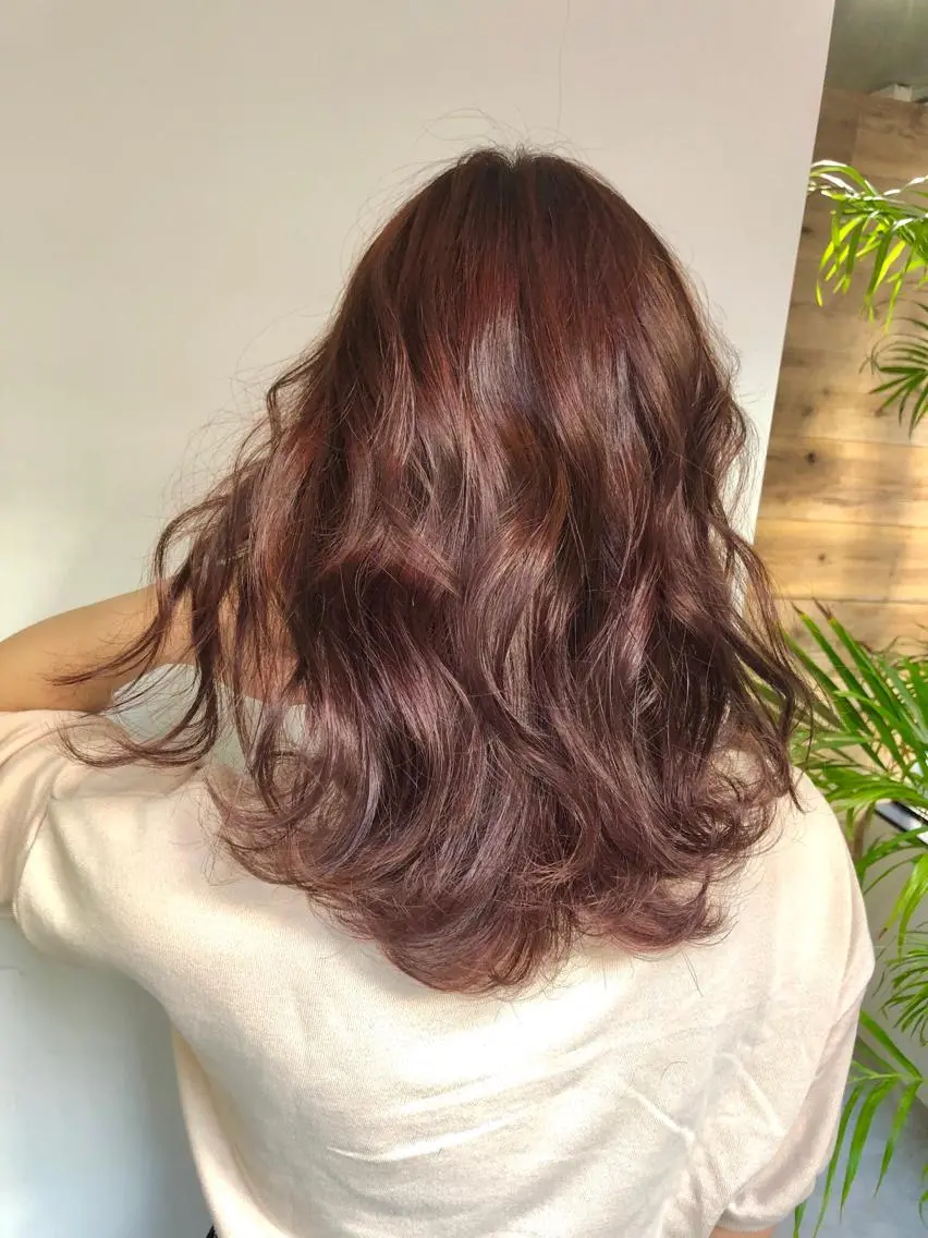 セミロング カラー ピンクカラー レッドカラー バイオレットカラー 白髪ぼかしハイライト バレイヤージュヤマトのヘアスタイル