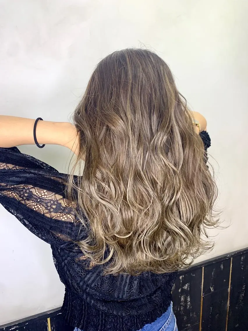 セミロング ハイライト カット ヘアカラー トリートメント 綺麗な髪質にしたい方 限定🌈清水 祥のヘアスタイル