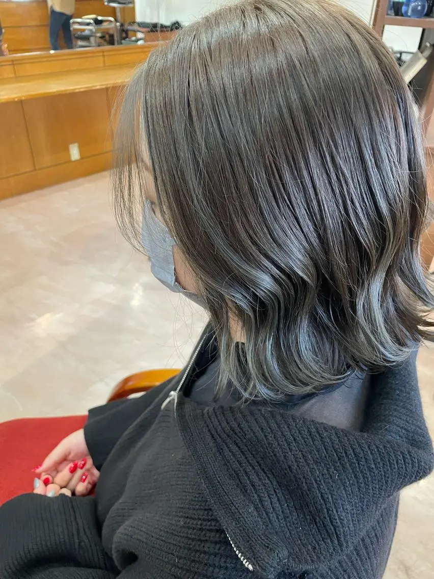 ミディアム カラー アッシュ アッシュグレー 透明感カラー イルミナカラー Freez オオヤブ カホのヘアスタイル
