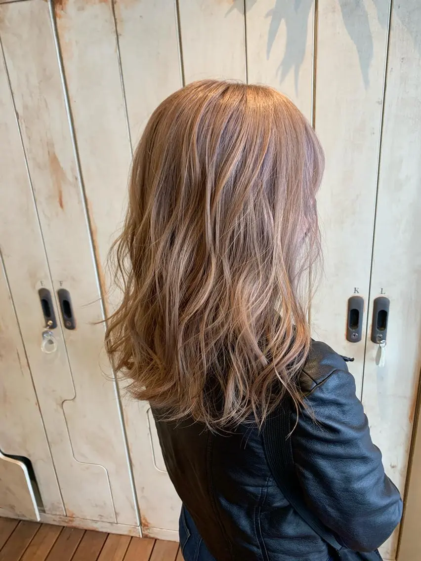 セミロング カラー ベージュカラー 透明感カラー ミルクティーベージュ カット ヘアカラー トリートメント 韓国レイヤー×艶髪 ハイトーンRyukiのヘアスタイル