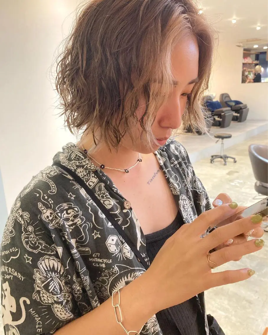 ショート ミストバング ハイライト ヘアカラー カラーリスト菅野 竜矢🌈のヘアスタイル