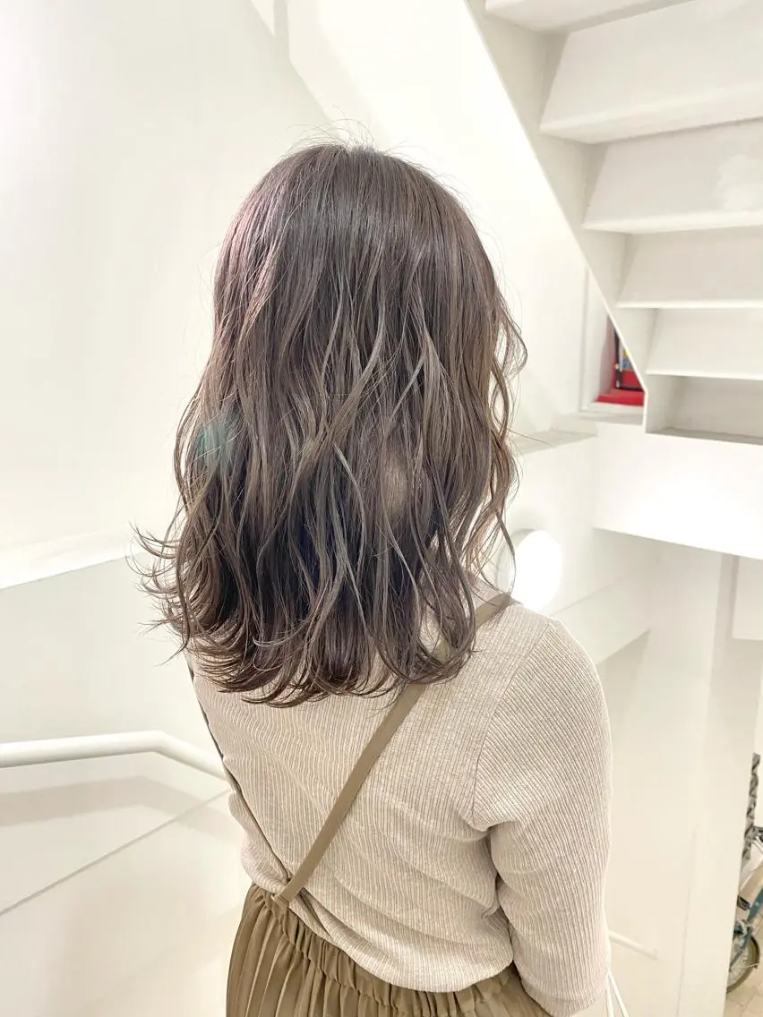 ミディアム ヘアカラー 岩尾 凪のヘアスタイル