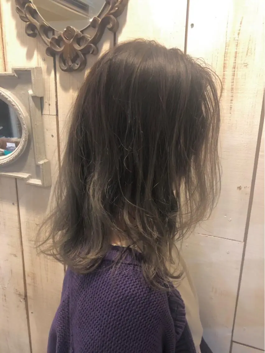 ロング カラー グラデーションカラー グレージュ 鷺谷 玲奈のヘアスタイル