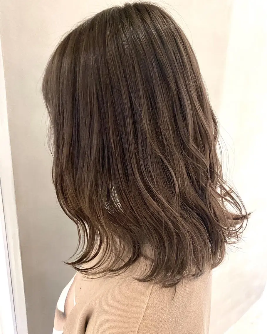 ミディアム カラー ヘアアレンジ ネイル マツエク・マツパ 透明感カラー ハイライトカラー 外国人風カラー ハイライト 外ハネヘア カット ヘアカラー 夜23時まで予約🉑 reverieあきらのヘアスタイル