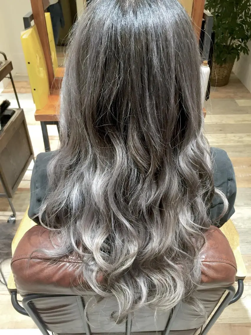 カラー シルバー ハイトーン×髪質改善 KENTAのヘアスタイル