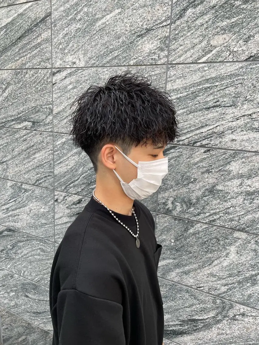 カラー パーマ ヘアアレンジ メンズ アイブロウ センターパート マッシュウルフ マッシュ メンズパーマ メンズツイストパーマ カット パーマ トリートメント ヘッドスパ ヘアセット スパイキー/フェザー /波巻き/かいとのヘアスタイル
