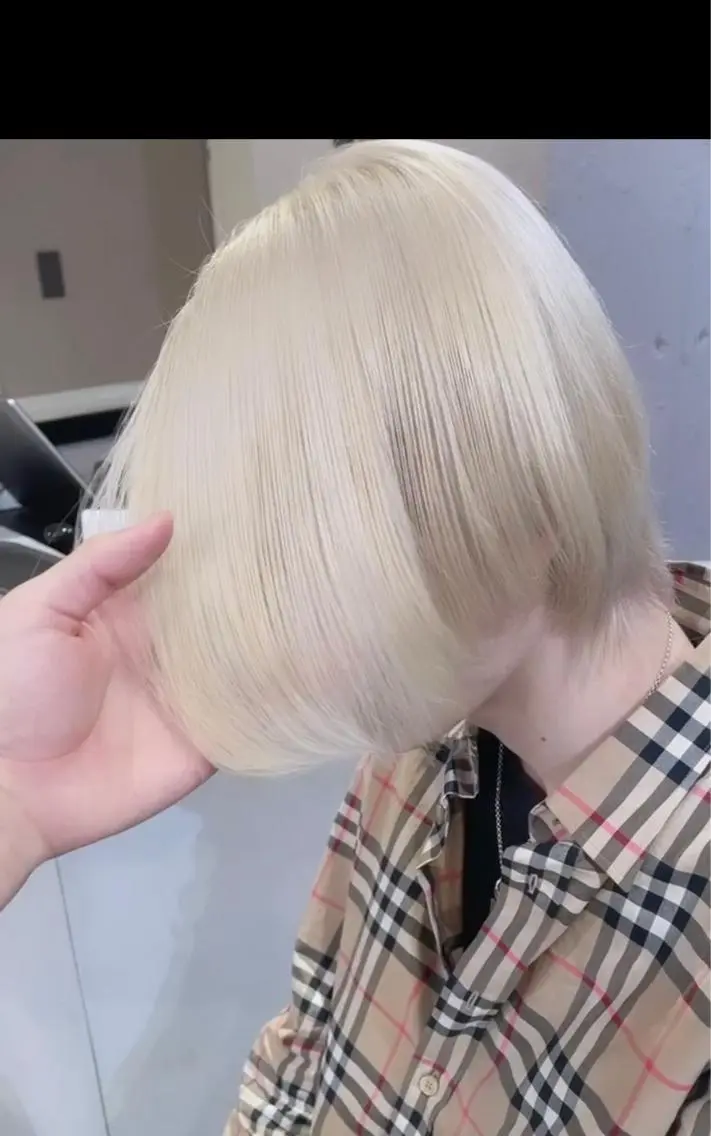 ミディアム カラー メンズ センターパート 抜きっぱなしブロンド ブロンド ブリーチ特化 ハイトーンRYOYAのヘアスタイル