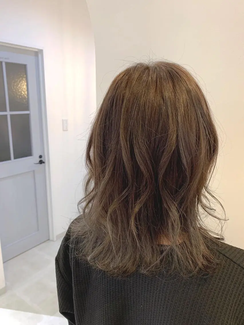 ミディアム ハイライト レイヤーカット カット ヘアカラー トリートメント cher. 新井瑞希のヘアスタイル