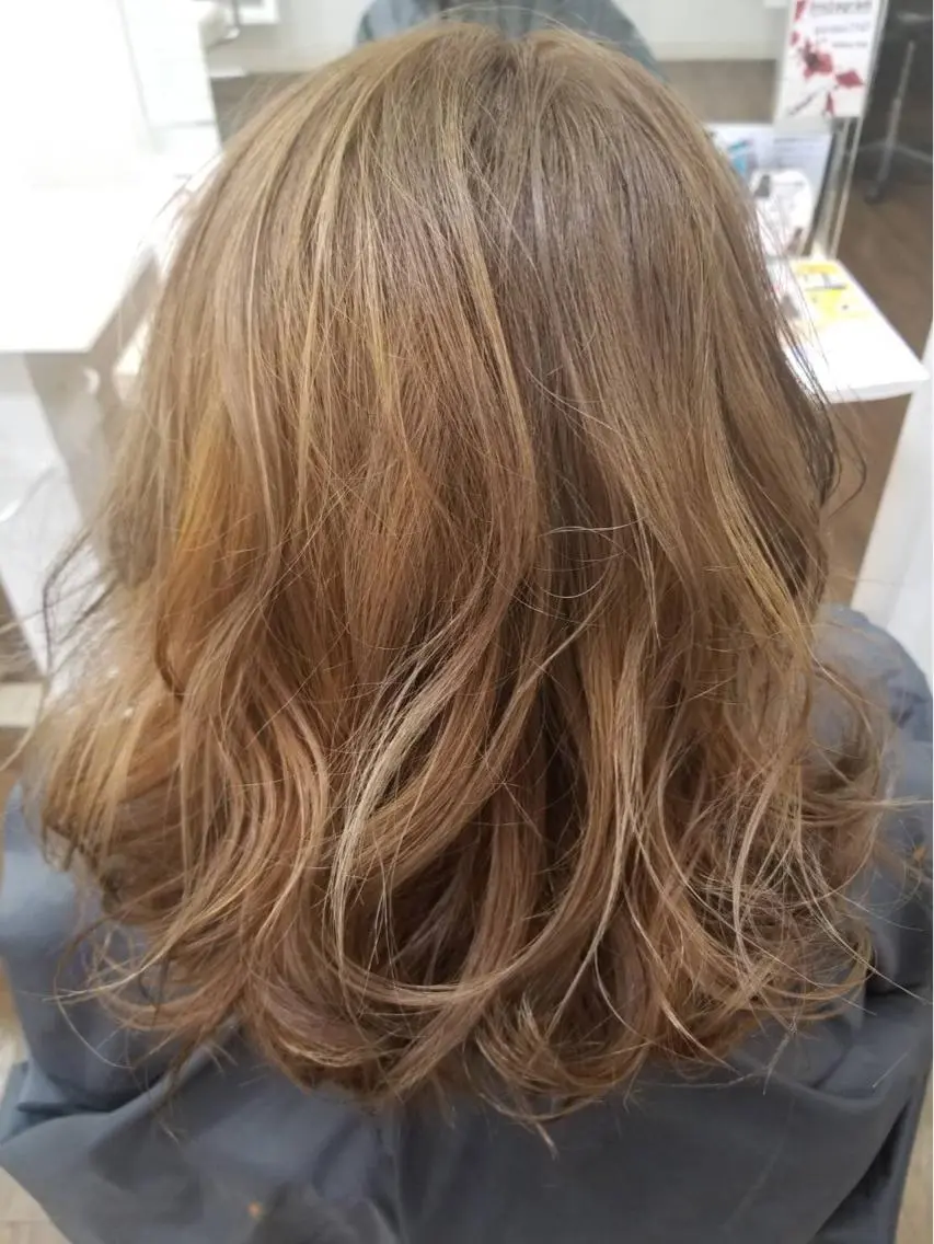 カラー アッシュ ブリーチ ミルクティーアッシュ ハイライト/インナー /ブリーチ/レイヤーのヘアスタイル