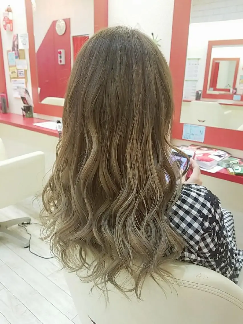 ロング カラー グラデーションカラー グレージュ Le Lien カジのヘアスタイル
