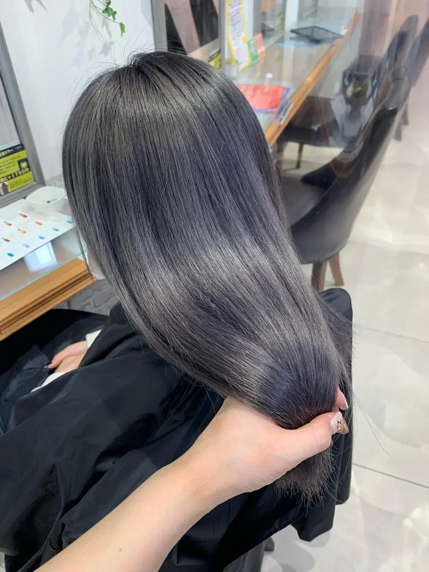 ミディアム カラー 透明感ハイトーン🦄 キラ🌈のヘアスタイル