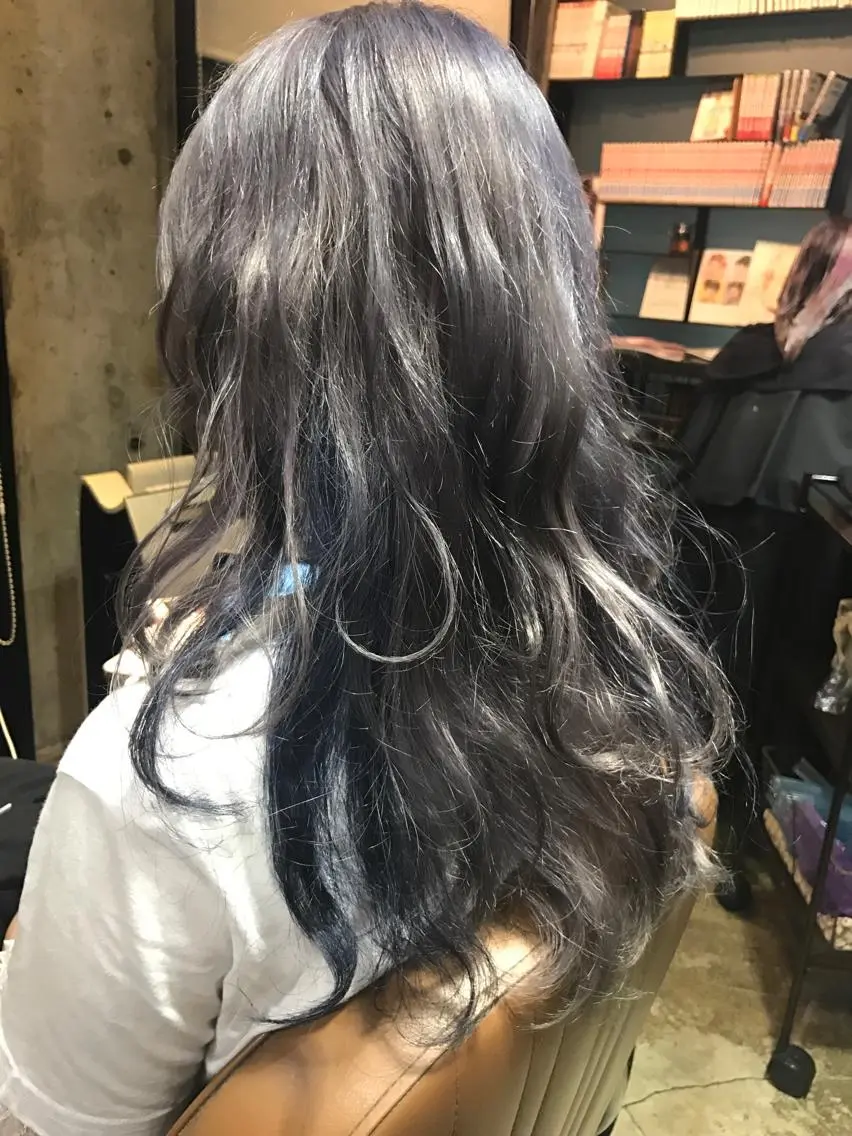セミロング カラー ヘアアレンジ マツエク・マツパ ネイビーカラー サロンドミルク 原宿のヘアスタイル