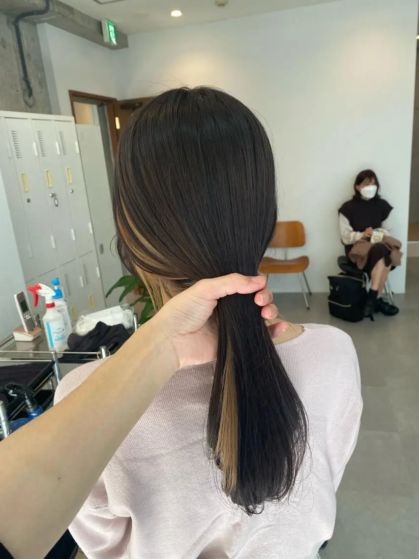 ロング カラー ヘアアレンジ ベージュカラー ブリーチ グレージュ ブリーチなしカラー オリーブベージュ 美髪矯正 韓国レイヤーのヘアスタイル