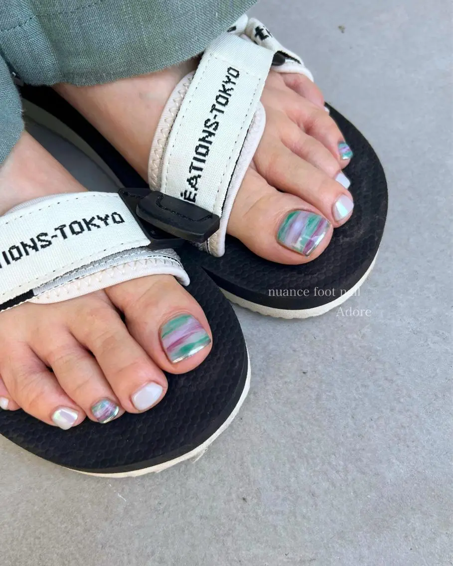 ネイル オーロラネイル フットネイル ミラーネイル ニュアンスネイル ワンカラーネイル フットネイル Nail Adore.のネイルデザイン