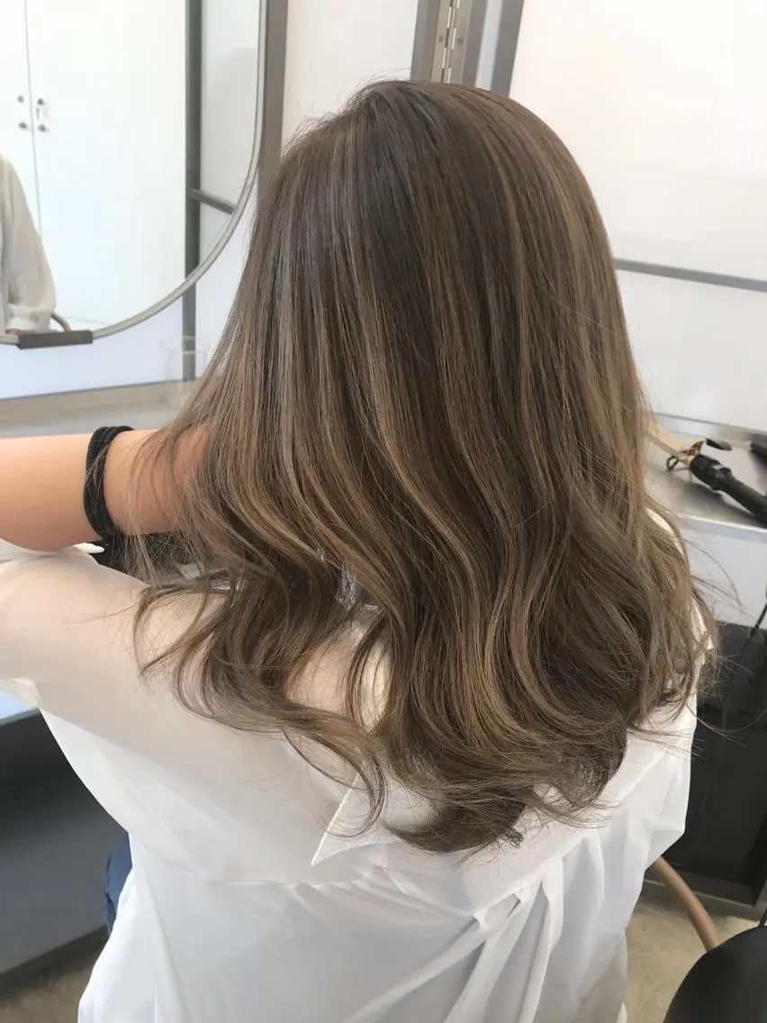 セミロング カラー ハイライトカラー ハイライト 森本 笑のヘアスタイル