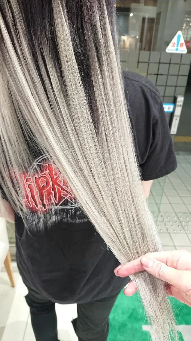 ロング カラー ブリーチ ケアブリーチ シルバー ホワイトシルバー あらげ 🌈推しカラー🌈ᵕのヘアスタイル
