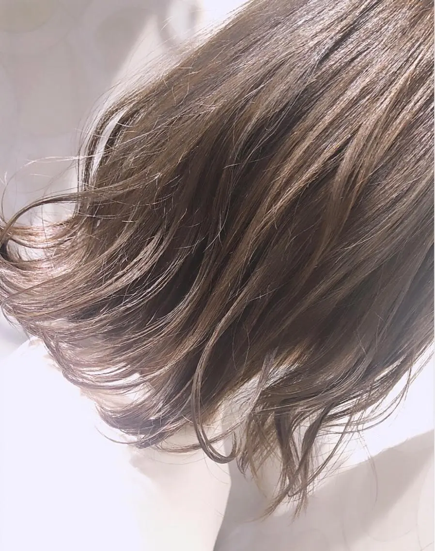 ミディアム カラー ベージュカラー ハイライトカラー オリーブベージュ ハイライト 艶髪 ♡Tomiyaのヘアスタイル