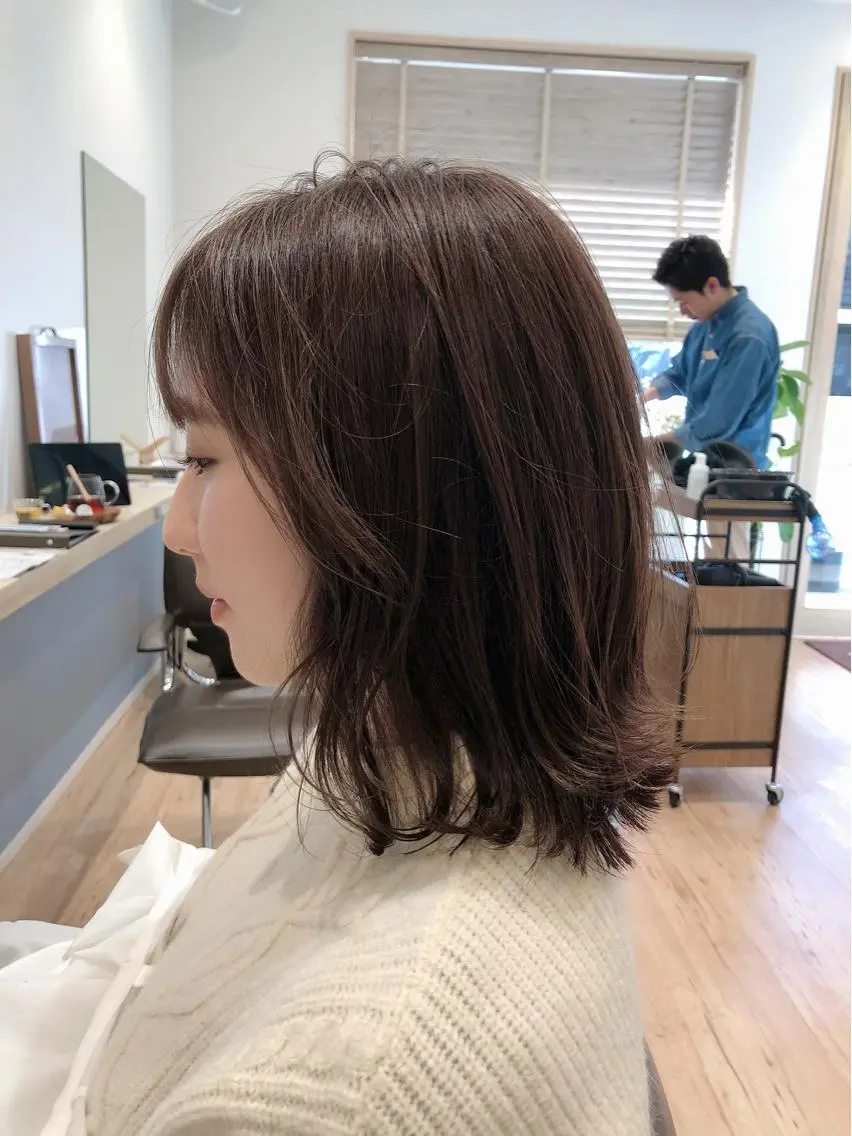 ミディアム 外ハネヘア 白髪ぼかしハイライト 💫ミネ ヒロシのヘアスタイル