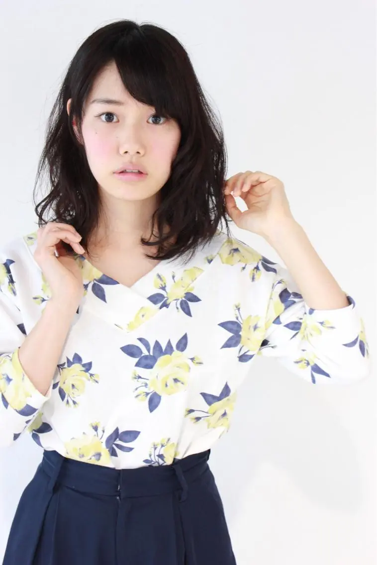 ミディアム 河野 薫のヘアスタイル