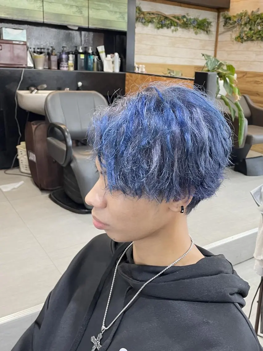 ショート カラー メンズ メンズブリーチ ブリーチ ブルーカラー シルバー soin by poshのヘアスタイル