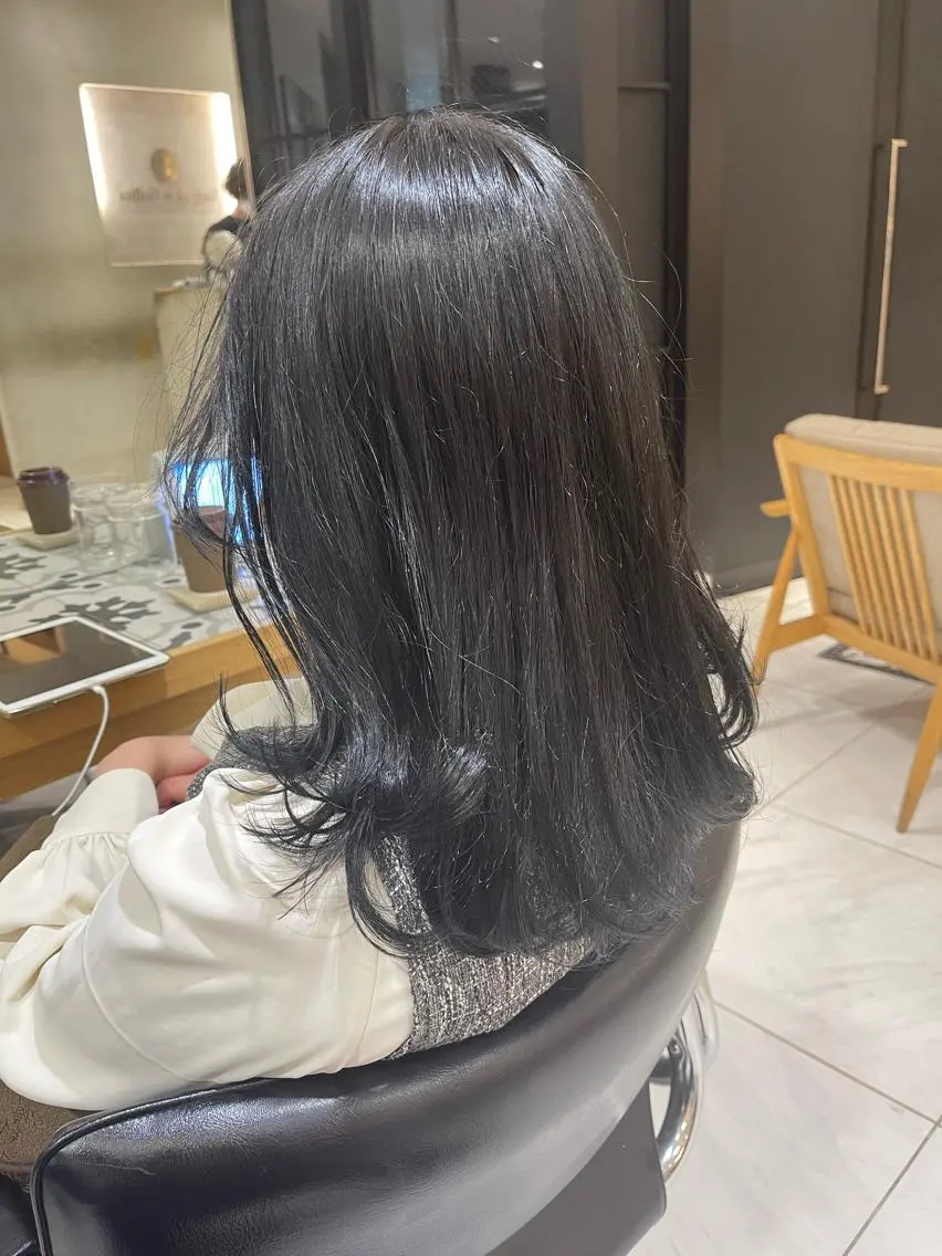 セミロング カラー ネイビーカラー 透明感/レイヤー スタイル🤎mamiのヘアスタイル