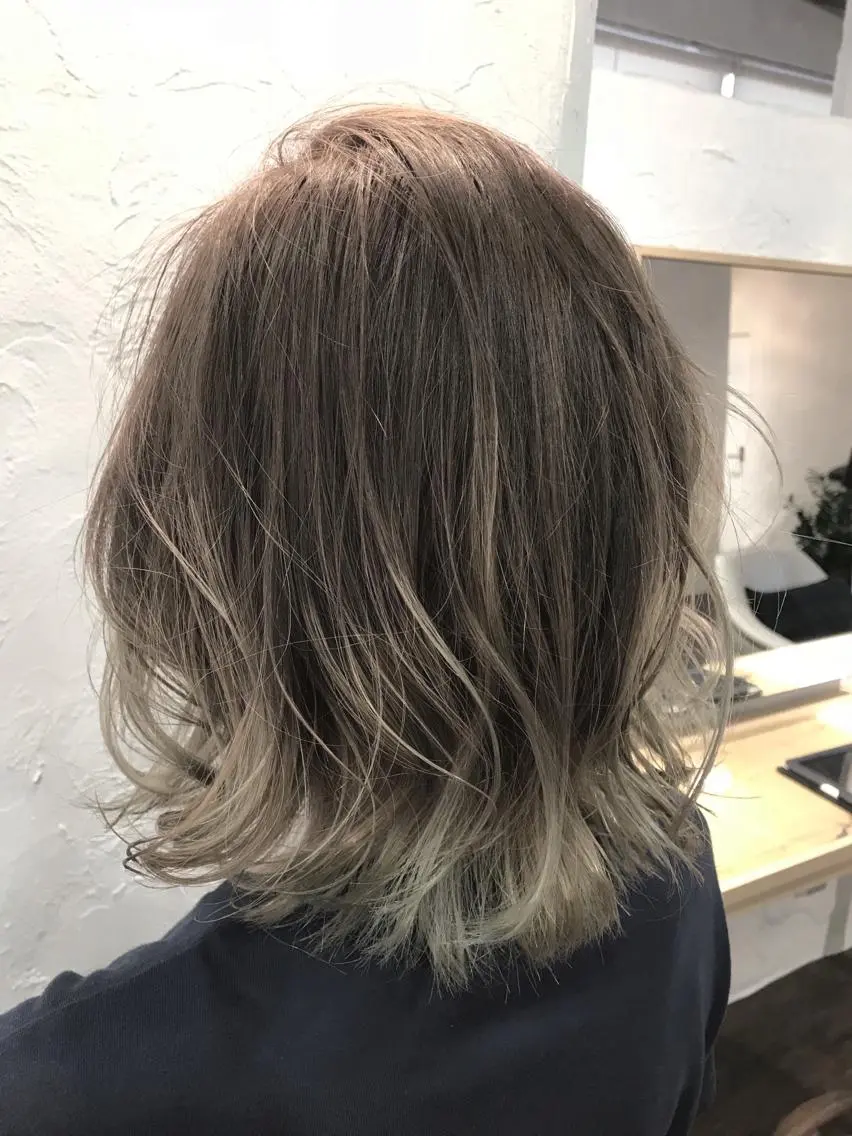 ショート カラー グラデーションカラー グレージュ ハイライトカラー ハイトーンカラー ミルクティーグレージュ 伊藤 優希のヘアスタイル