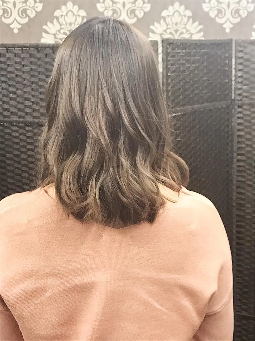 ミディアム カラー アッシュ グラデーションカラー ヤナ マネージャーのヘアスタイル