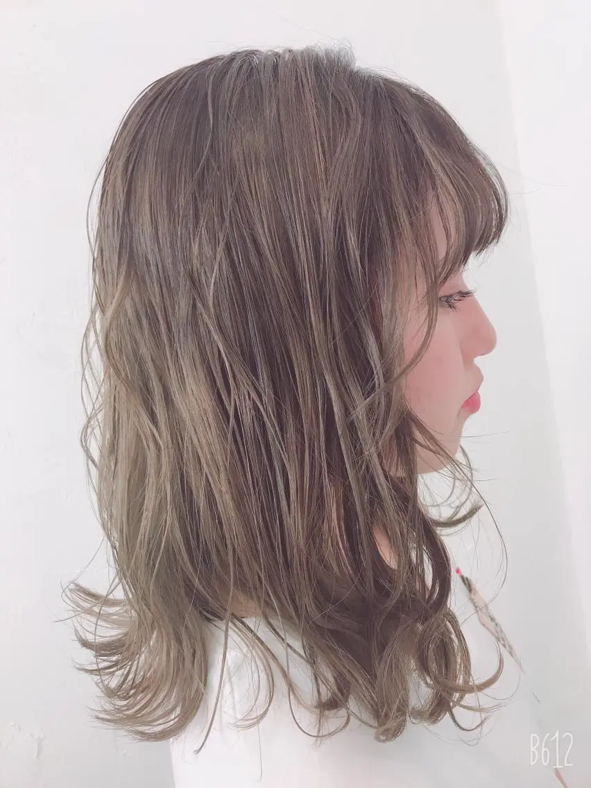 セミロング カラー 小山 明菜のヘアスタイル