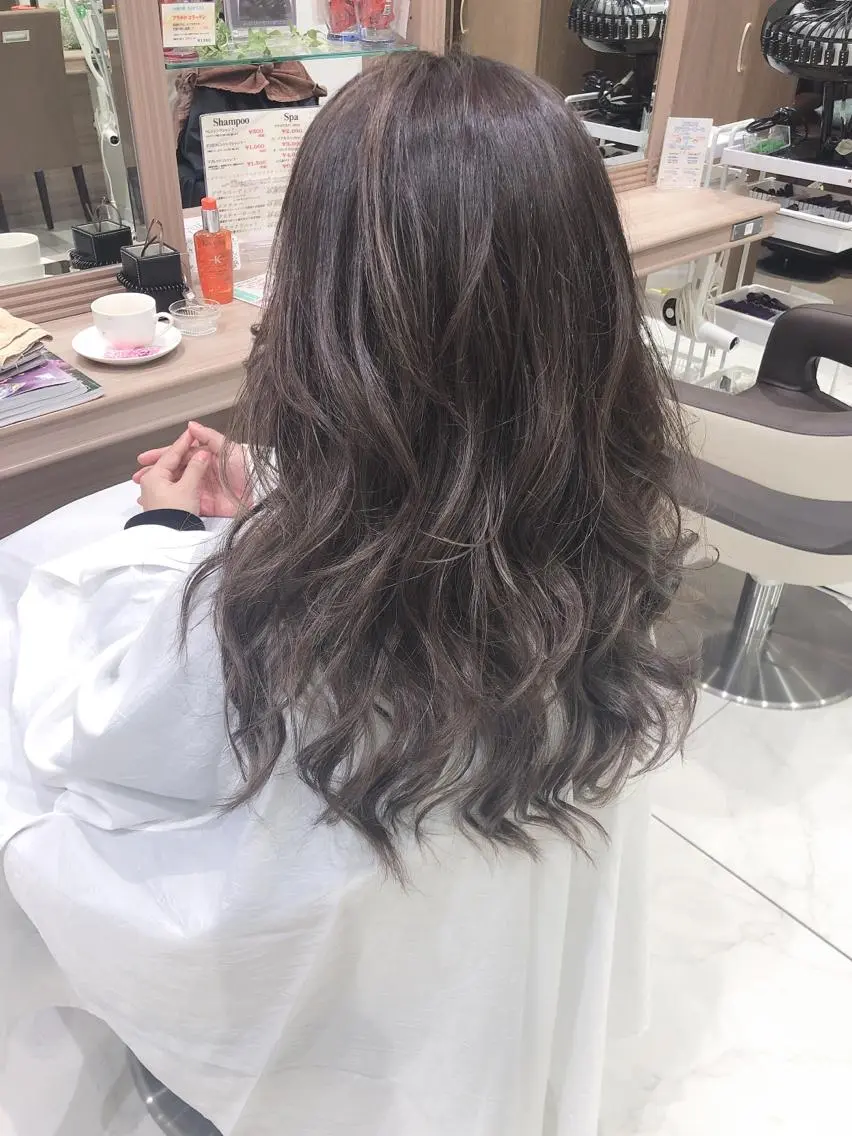 ロング カラー 透明感カラー グレージュ ハイライトカラー イルミナカラー ハイライト 小島 仁美のヘアスタイル