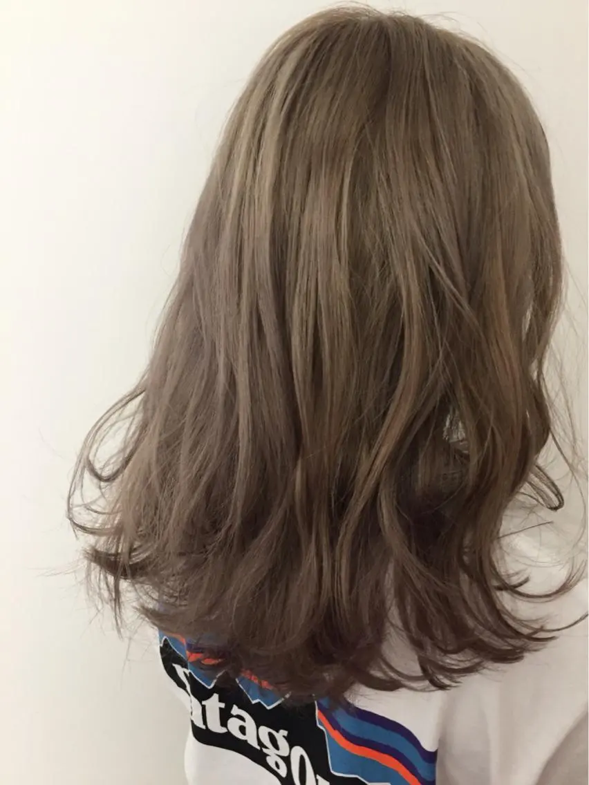 セミロング カラー パーマ ヘアアレンジ ベージュカラー ブリーチ 透明感カラー ハイトーンカラー ミルクティーベージュ ✨ハイクオリティ✨ 山本香也のヘアスタイル