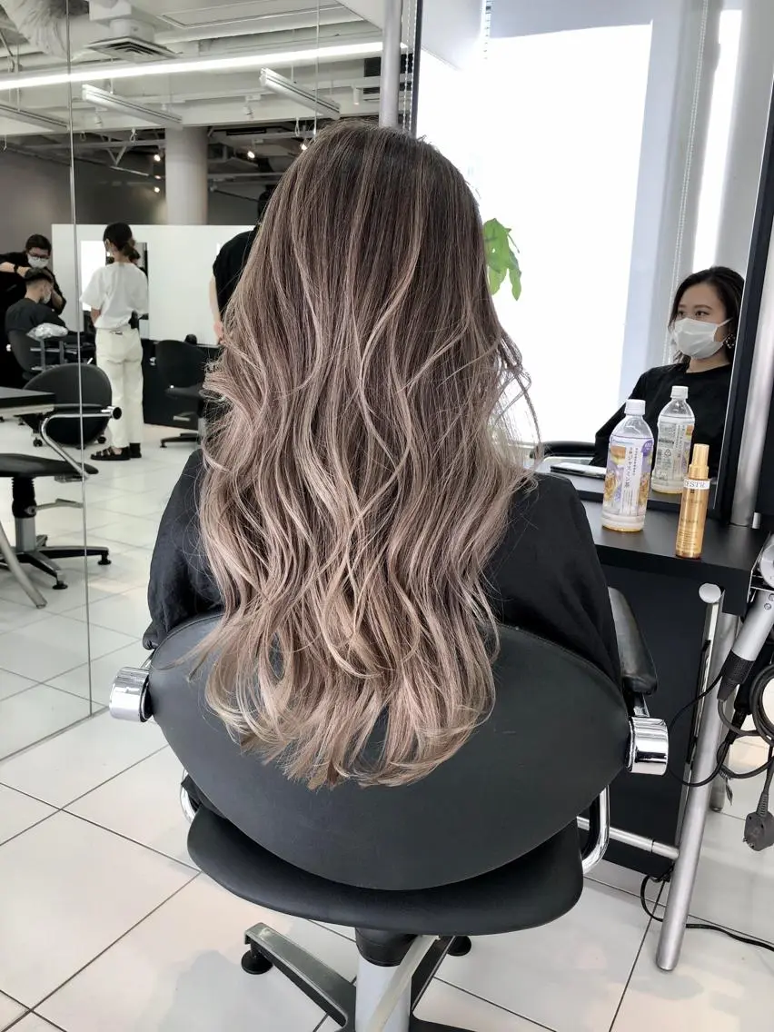 ロング カラー バレイヤージュ ラベンダーカラー レイヤーカット 白髪ぼかしモデル募集 赤岡翔太のヘアスタイル