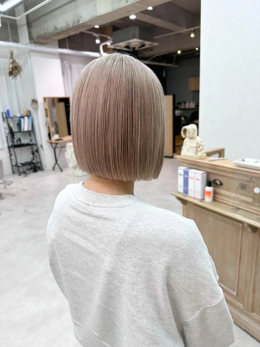 ショート カラー ブリーチ ハイトーンカラー ボブ ヒラ マツのヘアスタイル